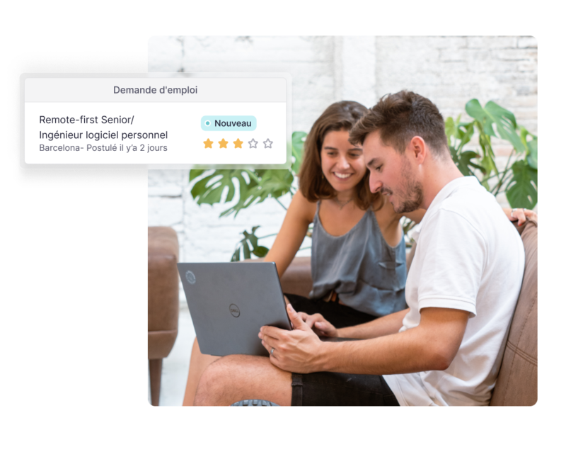 Capture d'écran d'un avis avec un homme et une femme regardant un écran.