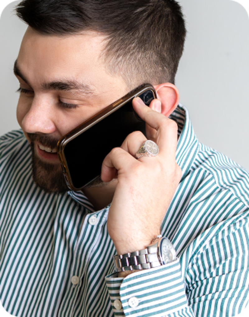 Homme avec un téléphone à l'oreille