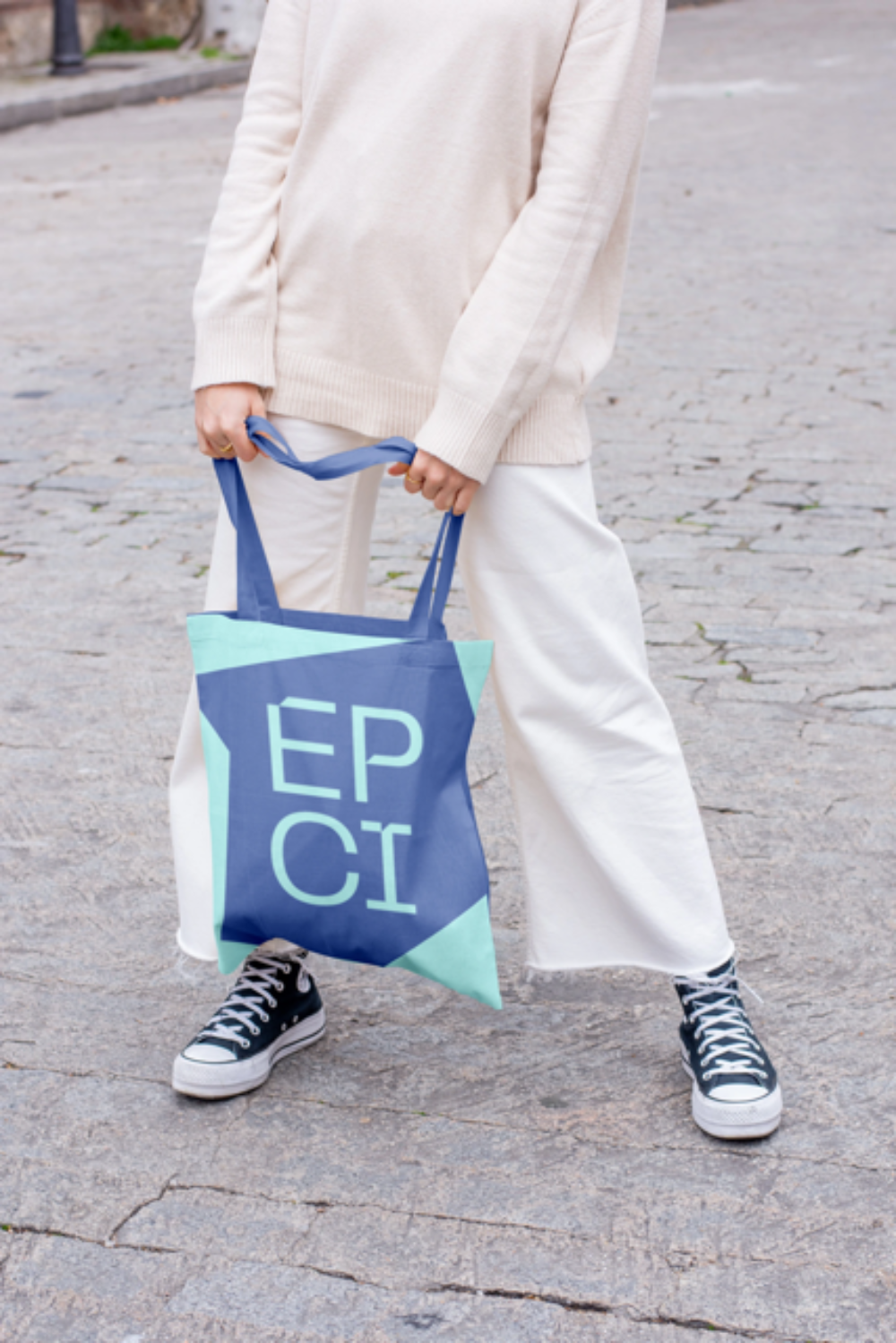 Femme tenant un sac avec EPCI écris dessus